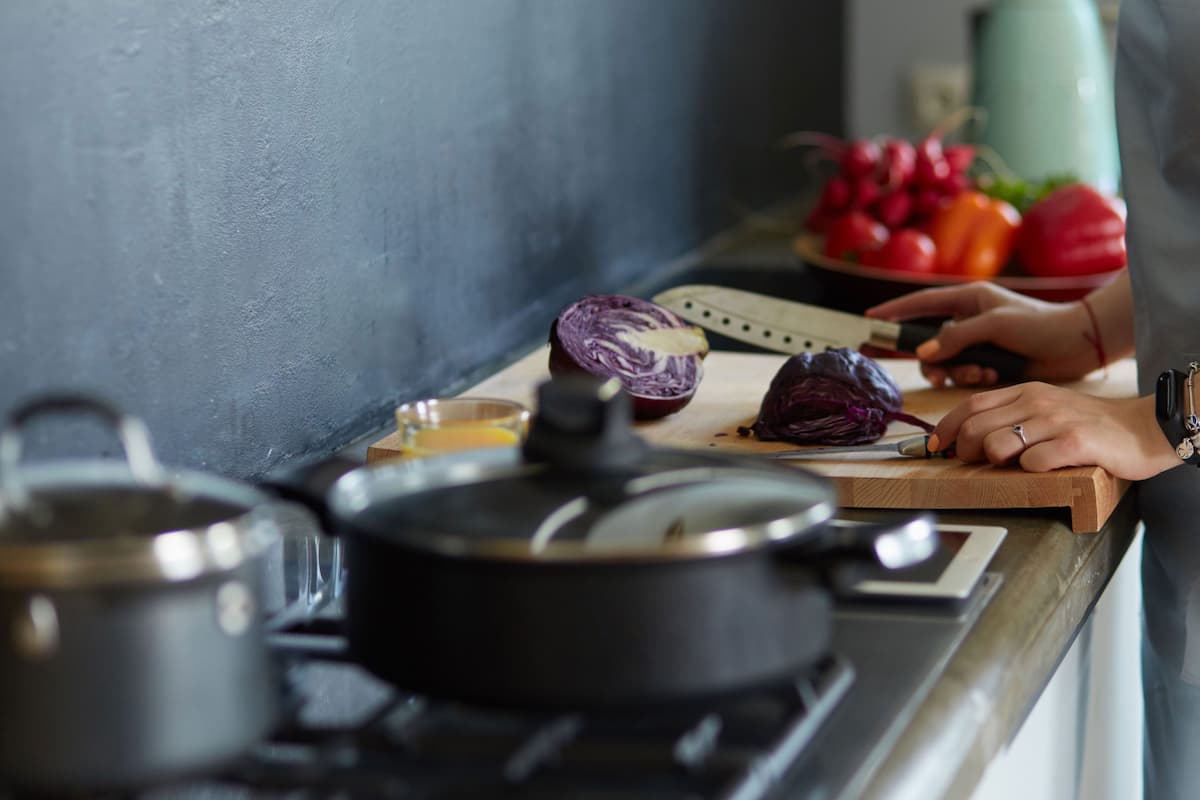 Clever sparen beim Essen: Selbst kochen statt täglich ausgehen